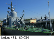 Стоянка военного корабля у причала в Кронштадтской бухте Время отдыха, текущего ремонта и обслуживания Россия Кронштадт 07 августа 2025 г. Редакционное фото, фотограф Виталий Шкапский / Фотобанк Лори