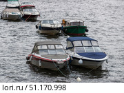 Несколько прогулочных катеров разного цвета пришвартованы на воде (2022 год). Редакционное фото, фотограф Кирилл Сиротюк / Фотобанк Лори