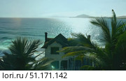 Enjoy the powerful waves breaking against a coastal home on a bright, sunny day. Стоковое AI-видео, аниматор Данила Большаков / Фотобанк Лори