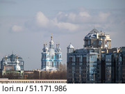Городской пейзаж Санкт-Петербурга со Смольным собором в окружении современных жилых зданий (2022 год). Редакционное фото, фотограф Кирилл Сиротюк / Фотобанк Лори