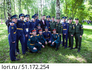Группа выпускников военного училища в Петровском парке после получения офицерских погон. Ждановская набережная. Санкт-Петербург. Редакционное фото, фотограф Сергей Афанасьев / Фотобанк Лори