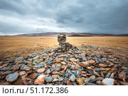 Тагыл (обрядовое место) сложенное из плоских камней в Чуйской степи. Долина рек Юстыт и Бар-Бургазы. Кош-Агачский район горного Алтая, Юг Западной Сибири России. Стоковое фото, фотограф Евгений Мухортов / Фотобанк Лори