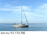 Яхта на якорной стоянке в Чёрном море у берега Крыма (2021 год). Редакционное фото, фотограф Free Wind / Фотобанк Лори