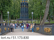 Люди в Лопатинском саду города Смоленска. Памятник защитникам Смоленска 4-5 августа 1812 года и Горбатый мост. Редакционное фото, фотограф Румянцева Наталия / Фотобанк Лори