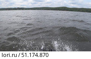 Надувная резиновая лодка с мотором двигается по воде водоема. Стоковое видео, видеограф EStarodubov / Фотобанк Лори