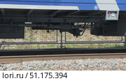 Close-up of train wheels moving on rails. Стоковое видео, видеограф Васильева Юлия / Фотобанк Лори