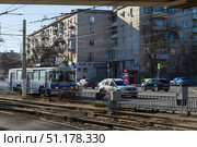 Троллейбус ЗИУ-682 следует по маршруту номер девять по проспекту Ленина. Волгоград, Россия (2020 год). Редакционное фото, фотограф Андрей Цыганков / Фотобанк Лори