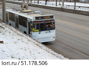 Троллейбус ЗиУ-682Г-016 (018), маршрут 10А, движется по Проспекту Ленина. Волгоград, Россия. (2020 год). Редакционное фото, фотограф Андрей Цыганков / Фотобанк Лори