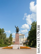 Памятник В. И. Ленину перед лицеем № 445 в г. Зеленогорске (Курортный район г. Санкт-Петербурга). (2014 год). Редакционное фото, фотограф Елена Арсентьева / Фотобанк Лори