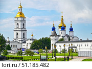 Город Тобольск. Гостиный двор, Софийско-Успенский кафедральный собор и колокольня в Тобольском кремле. Стоковое фото, фотограф Александр Тараканов / Фотобанк Лори