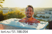 Enjoy an evening by the pool with refreshing drinks cooling in a tub of ice while the sun sets in a beautiful landscape. Стоковое AI-видео, аниматор Данила Большаков / Фотобанк Лори
