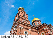 Купола Храма Всех Святых в Красном Селе на фоне голубого неба. Алексеевский ставропигиальный женский монастырь. Москва. Россия. Редакционное фото, фотограф E. O. / Фотобанк Лори