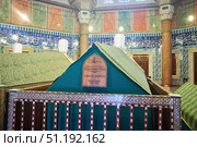 ISTANBUL, TURKEY - NOVEMBER 25, 2021: The graves of the Sultan's family at the cemetery of the Suleymaniye Mosque. Muslim ancient building. Architecture of the 16th century. Редакционное фото, фотограф Наталия Кирсанова / Фотобанк Лори