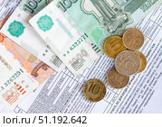 Бумажные купюры и монеты лежат на квитанции оплаты жилищно коммунальных услуг. Стоковое фото, фотограф Анищенко Геннадий / Фотобанк Лори