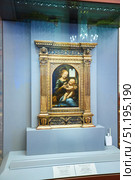 St. Petersburg, Russia - May 27, 2021: Hermitage Museum, Leonardo Da Vinci's famous painting Madonna and Child. The original. Palace interior details. Редакционное фото, фотограф Наталия Кирсанова / Фотобанк Лори
