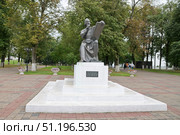 Памятник художнику-иконописцу Андрею Рублеву у входа в парк имени А. С. Пушкина во Владимире. Золотое кольцо России. Редакционное фото, фотограф Елена Коромыслова / Фотобанк Лори