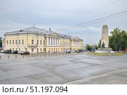 Город Владимир. Дом офицеров Владимирского гарнизона (здание бывшего Дворянского собрания) и монумент в честь 850-летия города Владимира на Соборной площади. Золотое кольцо России. Редакционное фото, фотограф Елена Коромыслова / Фотобанк Лори