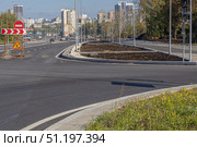 Асфальтированная дорога в городе. Новое асфальтовое покрытие дороги. На дороге нанесена дорожная разметка. На шоссе установлены дорожные знаки. Дорожное строительство. Стоковое фото, фотограф Эдуард Белкин / Фотобанк Лори