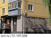 Ремонт фасада многоэтажного жилого дома. Редакционное фото, фотограф Лариса Вишневская / Фотобанк Лори
