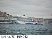 ISTANBUL, TURKEY - NOVEMBER 25, 2021: A large cruise ship in the Golden Horn Bay. Редакционное фото, фотограф Наталия Кирсанова / Фотобанк Лори