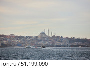 ISTANBUL, TURKEY - NOVEMBER 25, 2021: View of Galata Bridge and Sultanahmet Mosque. Редакционное фото, фотограф Наталия Кирсанова / Фотобанк Лори