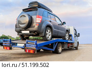 Tow truck transports a broken car. Стоковое фото, фотограф Юрий Бизгаймер / Фотобанк Лори