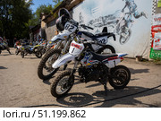 Magnitogorsk, Russian Federation - August 23, 2025: Enduro motorcycles lined up in a vibrant outdoor setting, showcasing detailed designs and rugged tires, perfect for competitive racing enthusiasts. Редакционное фото, фотограф Ирина Ручушкина / Фотобанк Лори