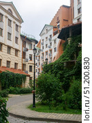 View of the courtyard of a multi-story condominium, a gazebo with ivy in the foreground. Стоковое фото, фотограф Евгений Харитонов / Фотобанк Лори