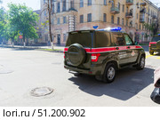 Автомобиль УАЗ Патриот военной полиции движется по улице Мира. Волгоград, Россия. (2022 год). Редакционное фото, фотограф Андрей Цыганков / Фотобанк Лори