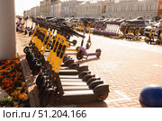 Самокаты на Нижне-Волжской набережной в городе Нижний Новгород, Россия, лето, 2025. Редакционное фото, фотограф Юлия Киселёва / Фотобанк Лори