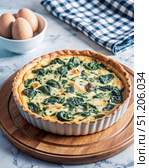 Delicious Spinach And Ricotta Quiche On A Wooden Cutting Board. Generative AI. Стоковое AI-изображение, AI-художник Roman Zavorotny / Фотобанк Лори
