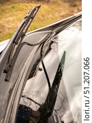 Damaged Windshield Wiper Blade Needs Replacement. Стоковое фото, фотограф Дмитрий Коростылев / Фотобанк Лори