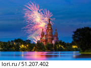 Петергоф. Фейерверк в честь дня города на фоне Собора Петра и Павла. Редакционное фото, фотограф Литвяк Игорь / Фотобанк Лори