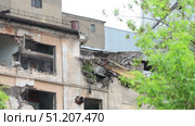 industrial demolition of an old building. Стоковое видео, видеограф Алексей Сергеев / Фотобанк Лори