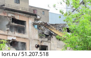 industrial dismantling of an old brick building. Стоковое видео, видеограф Алексей Сергеев / Фотобанк Лори