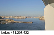 A cruise liner docks at the sea port. View from the cruise ship approaching Malta. Круизный лайнер причаливает в морском порту. Вид с борта круизного лайнера, приближающегося к Мальте. Май 25, 2025 г. Редакционное видео, видеограф EStarodubov / Фотобанк Лори