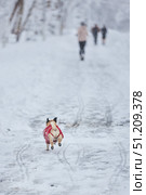Winter jogging of athletes and a dog that does not have time to run after the owners. Winter landscape. Стоковое фото, фотограф Наталия Кирсанова / Фотобанк Лори