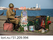 Мужчина исполняет песни военных лет на центральной набережной города Ялты, Республика Крым. Редакционное фото, фотограф Николай Винокуров / Фотобанк Лори