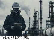 Работник в противогазе и каске использует планшет на фоне дымящего химического завода. Стоковое AI-изображение, AI-художник Кирилл Сиротюк / Фотобанк Лори