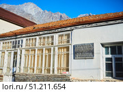 Stepantsminda, Georgia. - November 05, 2023: Kazalikashvili Mountaineering Museum. A sign with an inscription in Georgian and Russian. Редакционное фото, фотограф Наталия Кирсанова / Фотобанк Лори