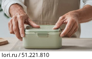 Professional chef sealing nutritious lunch box with fresh salad and grilled chicken, maintaining meal quality and convenience for workplace. Стоковое AI-видео, аниматор Юрий Поздников / Фотобанк Лори