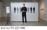 Fashion designer explaining color theory through human silhouettes, illustrating color relationships against white studio backdrop, demonstrating visual design principles. Стоковое AI-видео, аниматор Юрий Поздников / Фотобанк Лори