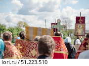 Пасхальный крестный ход с Тихвинской иконой Божией Матери к святому роднику. Храм Всемилостивого Спаса, село Стрелецкое, Красногвардейский район Белгородской области, Россия. Редакционное фото, фотограф irisff / Фотобанк Лори