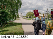 Пасхальный крестный ход с Тихвинской иконой Божией Матери к святому роднику. Храм Всемилостивого Спаса, село Стрелецкое, Красногвардейский район Белгородской области, Россия. Редакционное фото, фотограф irisff / Фотобанк Лори