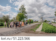 Пасхальный крестный ход с Тихвинской иконой Божией Матери к святому роднику. Храм Всемилостивого Спаса, село Стрелецкое, Красногвардейский район Белгородской области, Россия. Редакционное фото, фотограф irisff / Фотобанк Лори