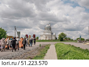 Пасхальный крестный ход с Тихвинской иконой Божией Матери к святому роднику. Храм Всемилостивого Спаса, село Стрелецкое, Красногвардейский район Белгородской области, Россия. Редакционное фото, фотограф irisff / Фотобанк Лори