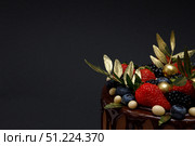 Cake in chocolate glaze with strawberries, blueberries and blackberries. Стоковое фото, фотограф Aleksandra Selivanova / Фотобанк Лори