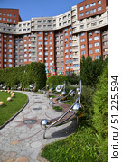 Moscow, Russia - Aug 10. 2025. Central square with benches in the shape of a solar system in MZhK microdistrict in Zelenograd. Редакционное фото, фотограф Володина Ольга / Фотобанк Лори
