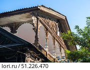 Фрагмент деревянного дома с резьбой в Астрахани (2023 год). Редакционное фото, фотограф Андреева Тамара Викторовна / Фотобанк Лори