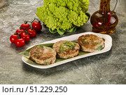 Roasted tuna medallion with broccoli. Стоковое фото, фотограф Андрей Старостин / Фотобанк Лори